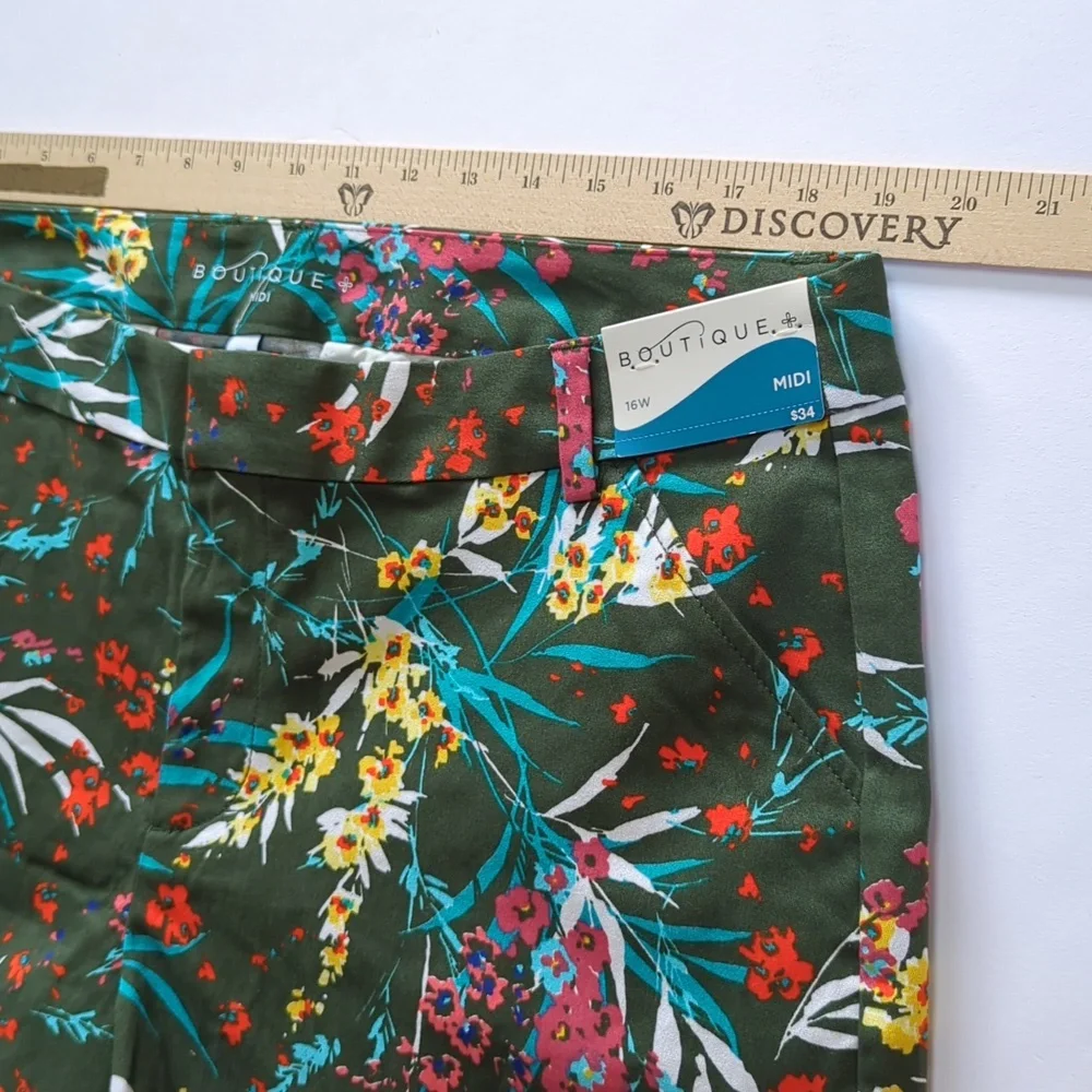 JCPenney, Green floral Chino style shorts. Size 16W